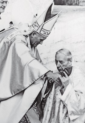 Uroczystość inwestytury papieskiej w Watykanie  22 października 1978 r. Prymas Stefan Wyszyński oddaje hołd nowo wybranemu papieżowi Janowi Pawłowi II.