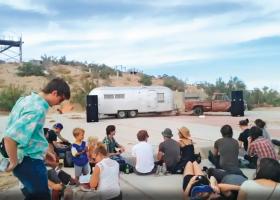 Grupa Boards of Canada premierowo emitowała swoje nowe utwory o umówionej godzinie w opustoszałym parku wodnym w Kalifornii.