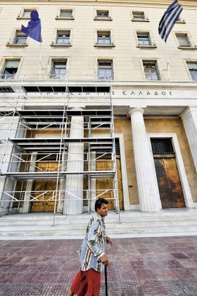 Siedzibę Narodowego Banku Grecji otaczają rusztowania. Czas na gruntowny remont...