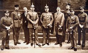 Niemcy, 11 listopada 1921 r. Adolf Hitler w towarzystwie generała Ericha Friedricha Wilhelma Ludendorffa (1865–1937), późniejszego prominentnego działacza partii nazistowskiej, który przegrał wybory na prezydenta Republiki Weimarskiej w 1925 r. z Paulem von Hindenburgiem.