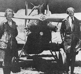 Amelia Earhart (z prawej) i jej pierwsza instruktorka Neta Snook przed samolotem Kinner Airster