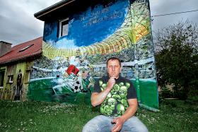 Pan Piotr, malarz i mechanik, na tle muralu swego autorstwa (mecz Polska:Hiszpania); on by Gniewino jeszcze bardziej pomalował.
