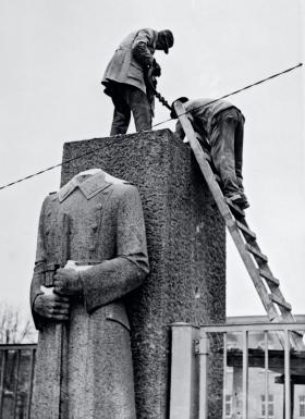 Przykład denazyfikacji w amerykańskim sektorze w Berlinie: usuwanie pomnika żołnierza SS, 1947 r.