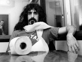 Zappa: „Świat zna mnie z pewnością lepiej jako faceta siedzącego na kiblu niż z jakichkolwiek innych powodów”.