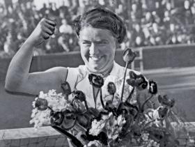 Jędrzejowska na korcie ok. 1948 r. Jeszcze wtedy wygrywała z młodszymi od siebie zawodniczkami.