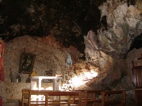 Wnętrze kaplicy Najświętszej Marii Panny, gdzie wierni mogą zostawiać prośby, w intencji których o. Dario odprawia msze.