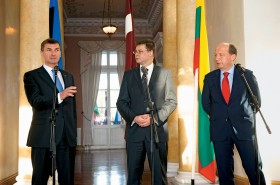 Bałtowie chętnie rozmawiają, ale każdy dba o własny interes. Od lewej: premier Estonii Andrus Ansip, Łotwy – Valdis Dombrovskis i Litwy – Andrius Kubilius.
