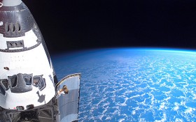 Zdjęcie fragmentu cumującego do stacji ISS promu Endeavour. Zrobione przez astronautę podczas kosmicznego wyjścia.  Przepiękny kolor ziemi  bierze się z rozproszenia promieni słonecznych  w widmie widzialnym przez powietrze.