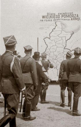 Marszałek Edward Śmigły-Rydz w otoczeniu generałów i urzędników podczas wizyty w Toruniu, czerwiec 1938 r.