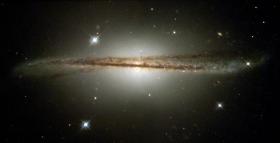Galaktyka spiralna ESO 510-G13. Jasna kula w centrum to galaktyczne halo.