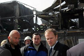 13.04.2009 Kamień Pomorski. Wizyta na miejscu tragicznego pożaru budynku socjalnego, w którym zginęły 23 osoby