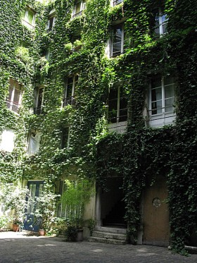 Paryżanie z nowych osiedli zawsze zazdrościli mieszkańcom starszych dzielnc - zacisznych, zielonych podwórek. Zdjęcie z 3 dzielnicy.