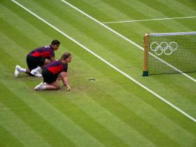 Ekipa techniczna - błyskawicznie podają piłę tenisistom, aby gra była bez zbędnych przerw. Na boisku każdy zna swoje miejsce.