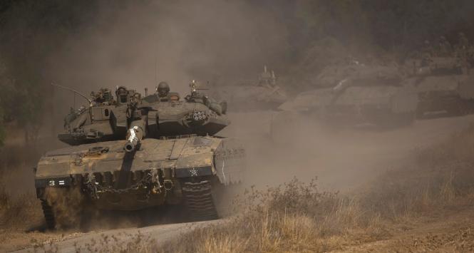 Kolumna izraelskich czołgów w Strefie Gazy.
