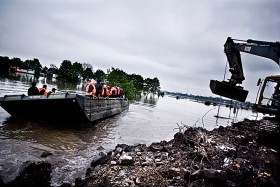 Żołnierze w amfibii nie mogą dostać się z workami z piaskiem do przewału na rzece. Woda zalewa miasto. Kędzierzyn Koźle 19.05.2010