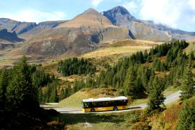 Tymczasem przez Alpy Centralne przewiezie nas urokliwy żółty autobus. Ruszamy z Meiringen (to gmina w kantonie Berno), przemierzając cztery przełęcze: Grimsel, Nufenen, Gottharda i Susten.