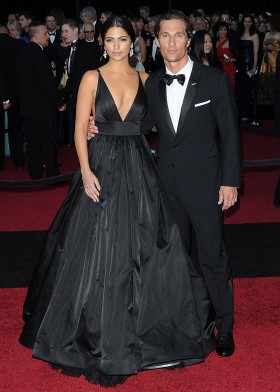 Brazylijska modelka i projektantka torebek Camila Alves w olśniewającej sukni Kaufman Franco. Jako dodatek: życiowy partner Matthew McConaughey.
