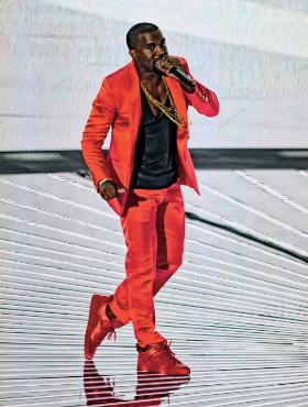 Raper Kanye West ma własną linię sneakersów.