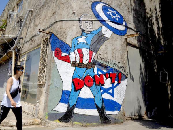 Mural na ulicach Tel Awiwu przedstawionego Joe Bidena wysyłającego ostrzeżenie pod adresem Iranu, by nie atakował Izraela