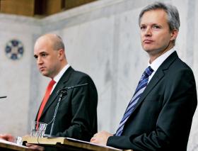 Były już minister obrony Sten Tolgfors (z prawej) i premier Fredrik Reinfeldt, którego rządem mocno zachwiała afera zbrojeniowa.
