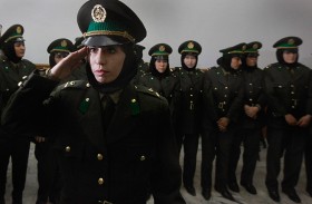Afganki mogą również wyglądać tak jak na tym zdjęciu z uroczystości ukończenia szkoły oficerskiej Narodowej Armii Afganistanu, wrzesień 2010 r.