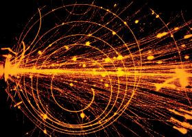 Mikroświat: w wyniku zderzenia jonów tlenu z jądrami atomowymi ołowiu powstają pęki cząstek elementarnych. Eksperyment w Laboratorium CERN pod Genewą.