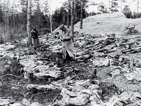 1943 r. - prace niemieckiej komisji w lesie katyńskim