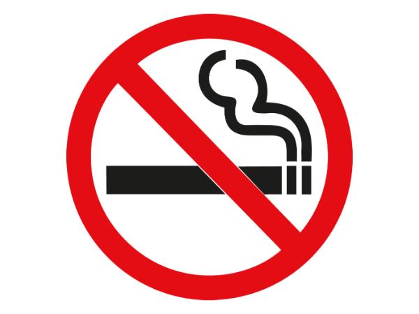 Dziewięciu na dziesięciu zagorzałych palaczy w Wielkiej Brytanii wpadło w nałóg w młodości i wielu ciężko żałuje.