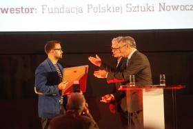 Jakub Szczęsny odbiera dyplom za projekt Domu Kereta z rąk redaktorów Jerzego Baczyńskiego i Piotra Sarzyńskiego.