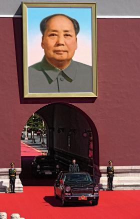 Prezydent Xi Jinping wjeżdża na przegląd wojsk z okazji 70. rocznicy zwycięstwa Chin w wojnie z Japonią. Uroczystościom patronuje gigantyczny portret Mao Zedonga.