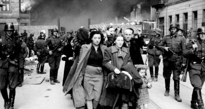 Deportacja Żydów z getta w czasie powstania. Zdjęcie pochodzi z Raportu Stroopa