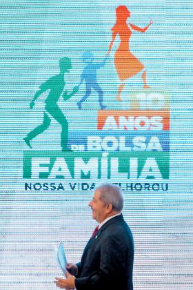 Były prezydent Lula da Silva podczas uroczystości dziesięciolecia programu Bolsa Familia, 2013 r.