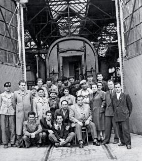 Lata 60. XX w., grupa robotników greckich zatrudnionych we wrocławskim Pafawagu