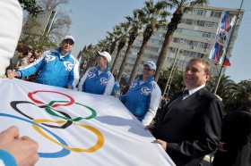 Na barkach burmistrza Soczi Anatolija Pachomowa spoczywa dziś sukces organizacji igrzysk. Na zdjęciu pierwszy po prawej w towarzystwie medalistów olimpijskich.