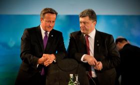 Premier David Cameron i prezydent Petro Poroszenko w Newport podczas szczytu NATO.