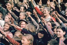 Rozradowane tłumy podczas kampanii wyborczej Hitlera, lata 30.