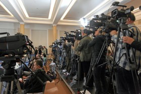 Dziennikarze czekający na ujawnienie nagrań kontrolerów ze Smoleńska