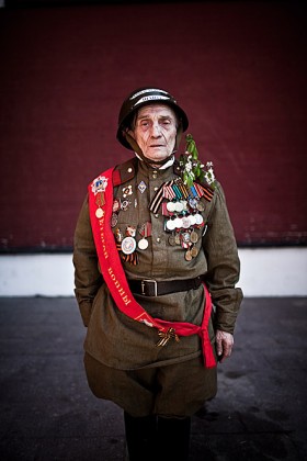 Weteran Wielkiej Wojny Ojczyźnianej pozujący do portretu na Placu Czerwonym