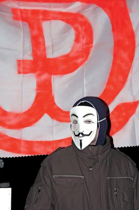 Niezwykłą siłę plastycznego zarządzania swoją tożsamością Nieznany Polak pokazał podczas protestów przeciwko ACTA.