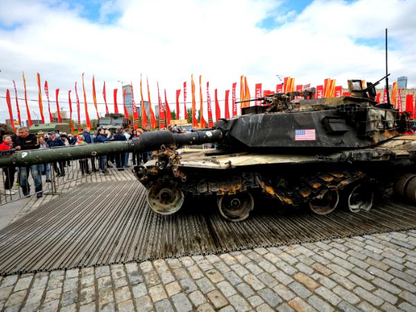 Czołg M1A1 Abrams na wystawie w Moskwie sprzętu zachodniego zdobytego przez Rosjan