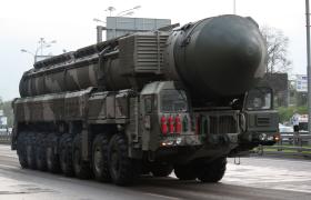 Rosyjska wyrzutnia rakietowa zainstalowana na podwoziu MAZ-7917.