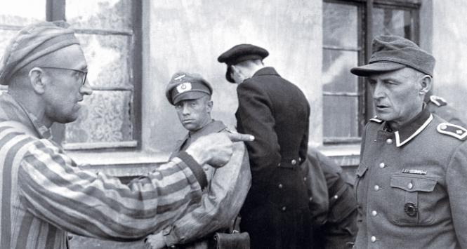 Ofiara i kat. Ocalały z pożogi Żyd i Niemiec z obsługi jednego z obozów koncentracyjnych, 14 kwietnia 1945 r.