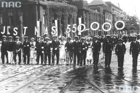 Święto Morza - obchodzone w nowym porcie w Gdyni wyglądało dumnie. W głębi kraju – nie zawsze poważnie - przez Katowice maszeruje  Liga Morska i Kolonialna, 1937 r.