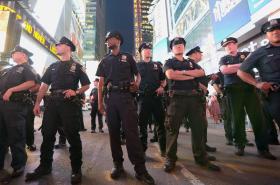 Policja Nowego Jorku strzeże protestów przeciwko brutalności policji w Ferguson