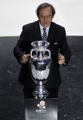 Prezydent UEFA Michel Platini z pucharem dla mistrzów Europy.