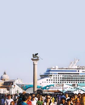 Na milionach turystów odwiedzających Wenecję zarabiaja wszyscy, ale miasto niszczeje od wiecznego turystycznego najazdu.
