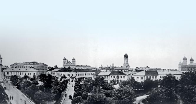 Stanisławów na pocztówce panoramicznej wydanej nakładem przedwojennego krakowskiego Salonu Malarzy Polskich