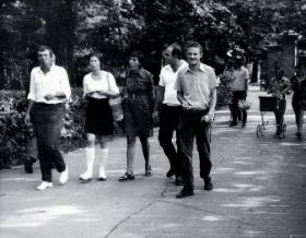 Seweryn Blumsztajn, Barbara Toruńczyk, Grażyna Borucka-Kuroń, Jacek Kuroń i Adam Michnik w warszawskich Łazienkach, 1967 r.