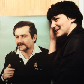 Ze zdjęciem internowanego Lecha. Gdańsk, kwiecień 1982.