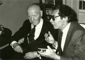 W trakcie rozmowy z Isaacem Bashevisem Singerem, laureatem literackiego Nobla z 1978 roku.